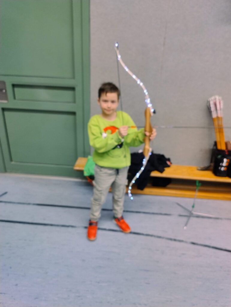 Unser kleinster Bogenschütze mit beleuchteten Bogen!